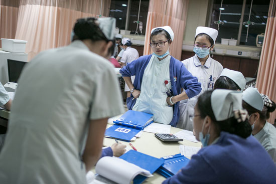 两班护士对患者的病情和治疗情况进行交接