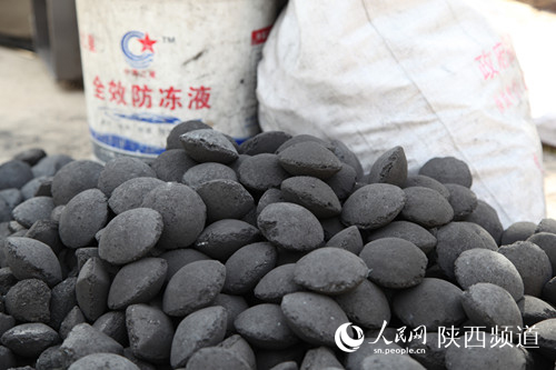 兰炭实物 高岗/摄