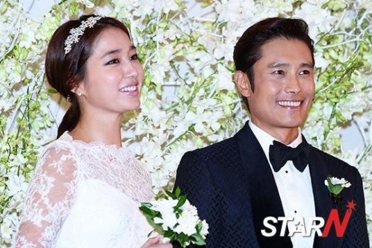 李秉宪不雅照曝光疑出轨 老婆低调返回韩国(图