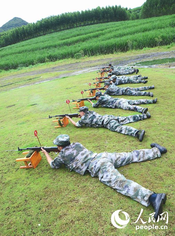 9月17日，在广西来宾市忻城县人民武装部靶场，专武干部及民兵在进行实弹射击训练。