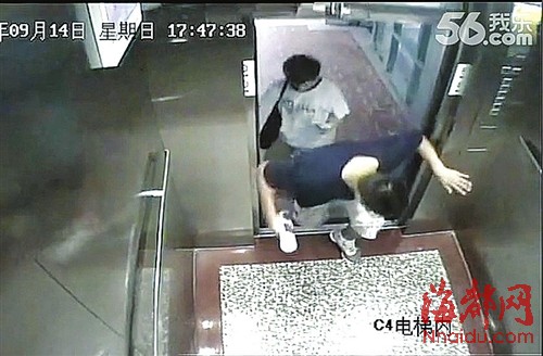 电梯没停,小黄左脚被绊,急忙去扶电梯门框