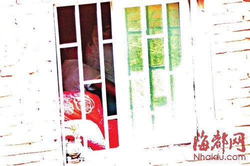 嫌疑人抱着煤气罐在窗前走动