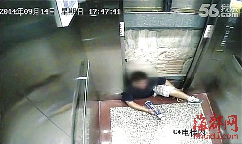 小黄被卡在电梯地板和门框顶部之间