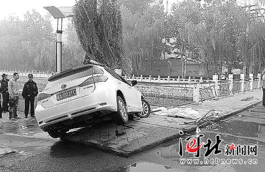 石家庄:轿车将老人撞入民心河 老人死亡司机逃