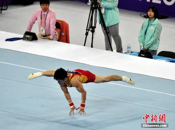 仁川亚运会:体操男团中国队杨胜超上演十指禅