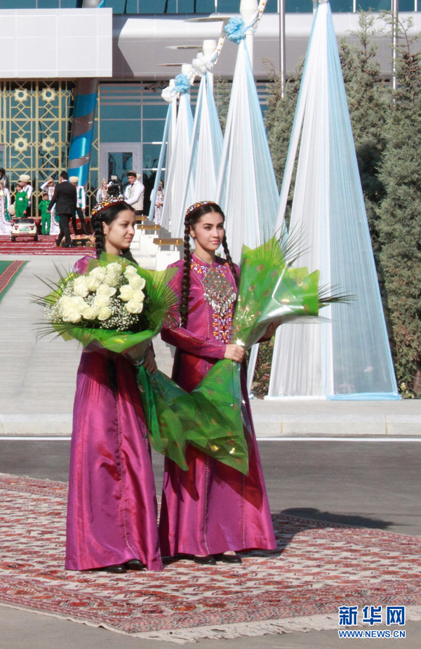 准备向总统献花的土库曼斯坦美女  记者 卢敬利摄