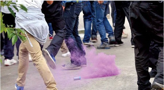 冲突升级，警方使用“催泪弹”。