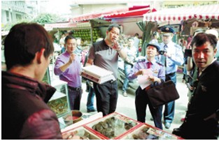 昨天,在和平村海鲜市场内,官渡工商工作人员清查商户用秤缺斤少两情况 曲鸣飞