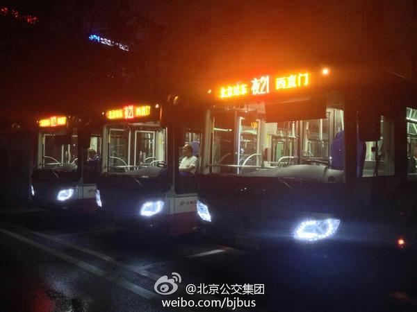 北京34条夜班公交冒雨上岗原15条夜车全部撤销组图