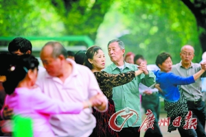 老人在人民公园跳舞。 记者陈忧子、高鹤涛 摄