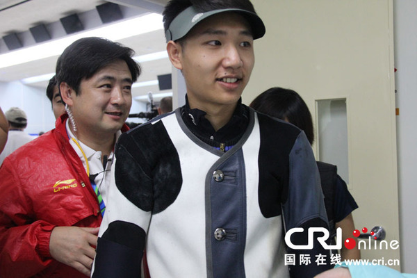 杨浩然和教练朱晓波走出决赛场