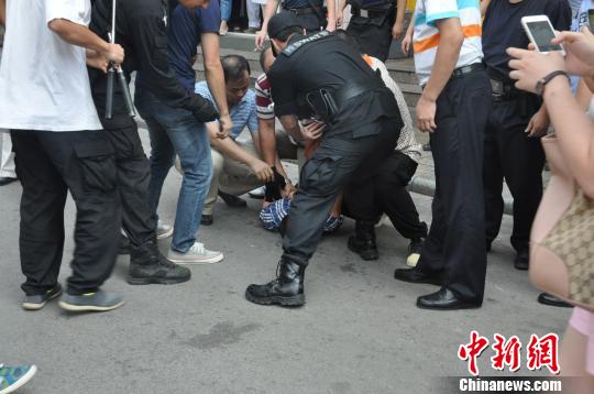 桂林警方供图摄 原标题:广西桂林市警方成功处置一起超市劫持人质事件