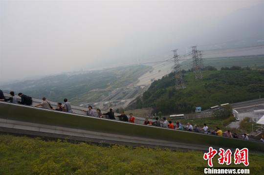 三峡大坝旅游景点门票免费首日5510人入园游