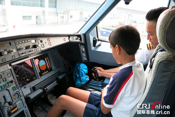 香港小学生参加航空体验计划 学习航空知识(高