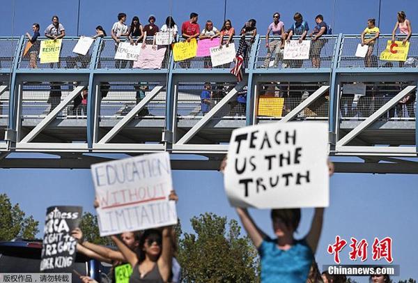 美国丹佛中学生集体罢课 脱衣抗议新的历史课
