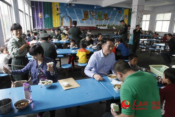 预备役官兵、人民网河南分网编辑记者与同学们共进午餐