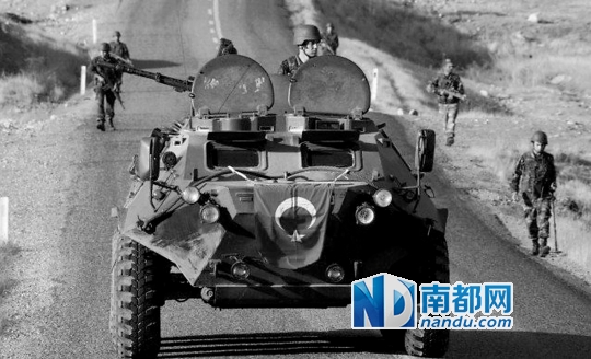 土耳其军队在南部边境巡逻。