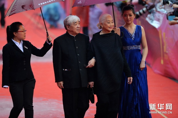 　　9月27日，演员卢燕（右二）等电影人亮相红毯。新华社记者 陈斌 摄