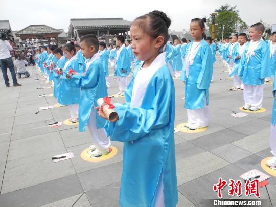 贵阳300名一年级学生齐聚孔学堂举行开笔礼仪式