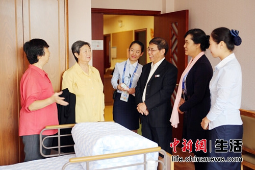 北京助傢退休工作者服務中心領導走訪3樓6居室的大媽。