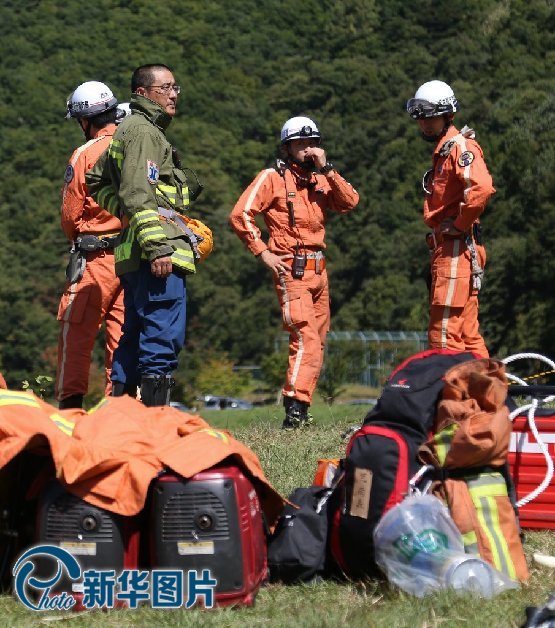 当地时间2014年9月30日,日本长野,火山灰从御岳山冒出。目前死者人数为12人,心肺功能停止人数为24人,两县的伤员也增至69人(重伤29人,轻伤40人)。图片来源:CFP