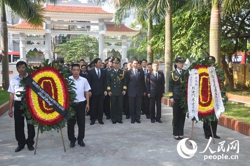 中国驻越南使馆馆员、驻越中资机构、留学生和越南友好组织联合会代表列队向中国援越烈士纪念碑敬献花圈。