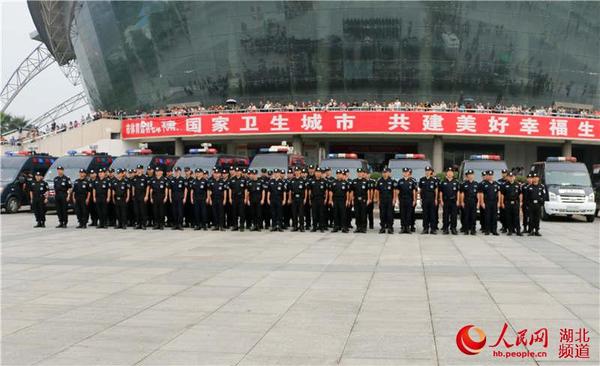 特警队员和车辆整装待发