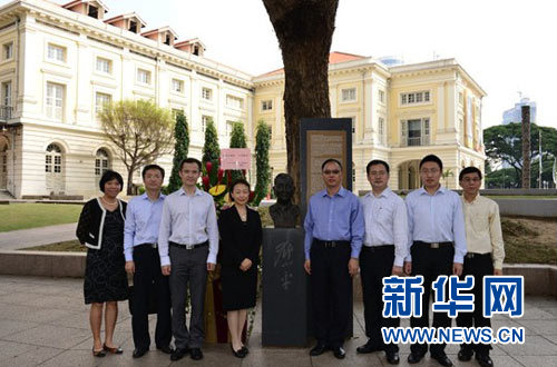 中国驻新加坡大使馆和中国银行向邓小平纪念像