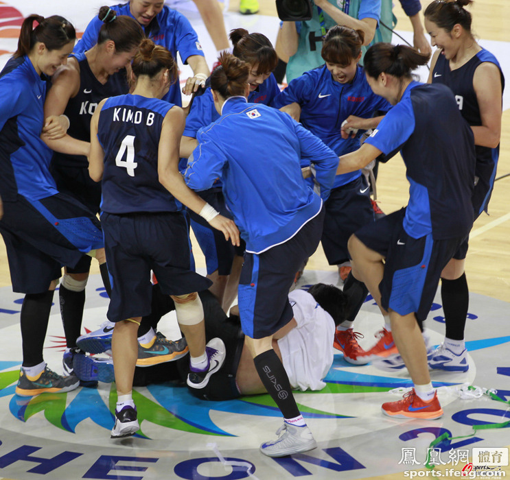 踩教练!韩国女篮夺冠 庆祝方式奇葩