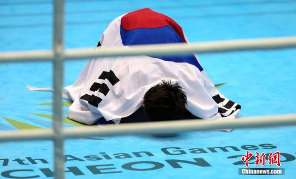亚运会拳击比赛:韩国选手夺冠后跪谢观众