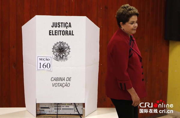 　　当地时间2014年10月5日，巴西愉港市，巴西大选开启，总统罗塞夫进行投票。图片来源:CFP