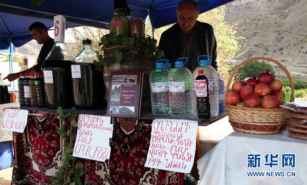 图为图为阿列尼村民将自家用葡萄酿制的葡萄酒与伏特加。新华社记者魏大方摄