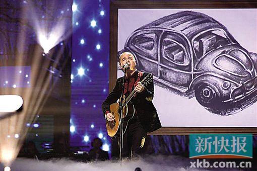 ■帕尔哈提演唱时背景轮流播放他的画作。