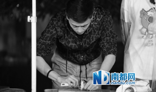 “吸金小能手”黄宗泽当起“煮夫”来很有魅力吧?这个吃货,把“吃”发展成了自己的事业,赞。