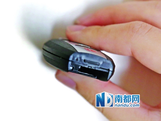 ⒉沿着缝隙撬开钥匙。