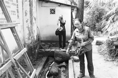 图为WWF高级顾问梁海棠为专家们介绍污水处理流程。辜迅摄