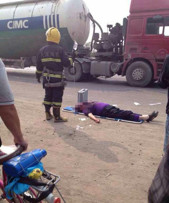 天津市公安局9日晚发布通告称，当天中午发生的688路公交车追尾一辆水泥罐车事故，目前已导致包括公交车司机在内的4人死亡，26人受伤，伤员已被送医救治。图片来源：天津广播官方微博