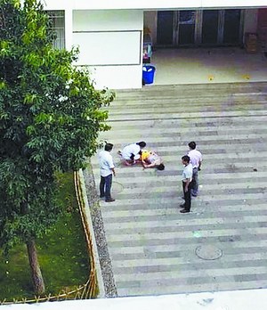 厦门南洋学院一大二男生宿舍楼顶坠亡 曾患精神疾病|学生|校方_凤凰