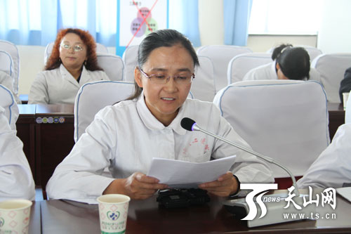 医师们在会上发言揭批宗教极端思想。