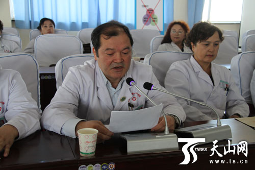 医师们在会上发言揭批宗教极端思想。