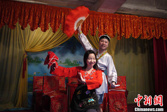 图为青年在舞台上表演彩调。王运鹏 摄