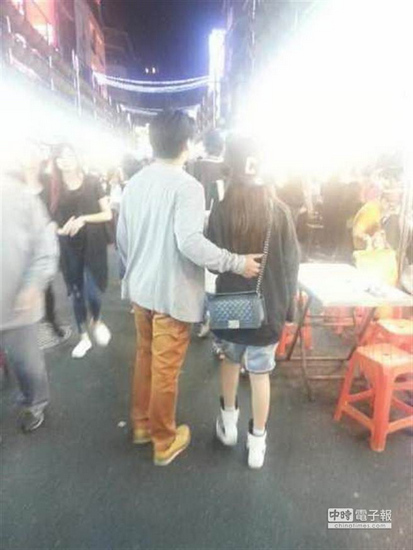 欧弟与妻子牵手逛台湾夜市(图)|婚宴|台湾