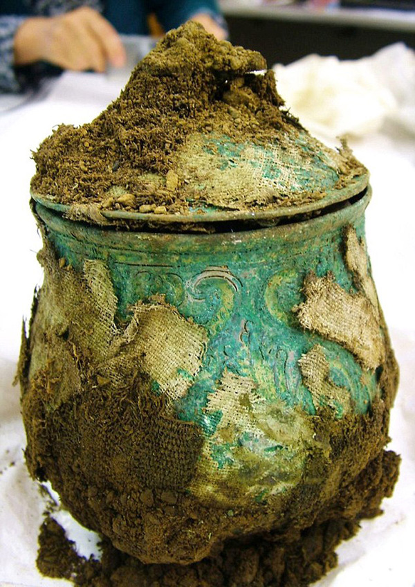 图为可能是加洛林王朝最大的银壶，或有1200年历史。（网页截图）