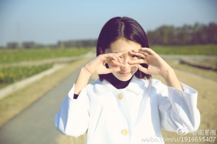 周冬雨<em>白衬衫搭配</em>黑色<em>短裤</em> 清新范儿十足(组图