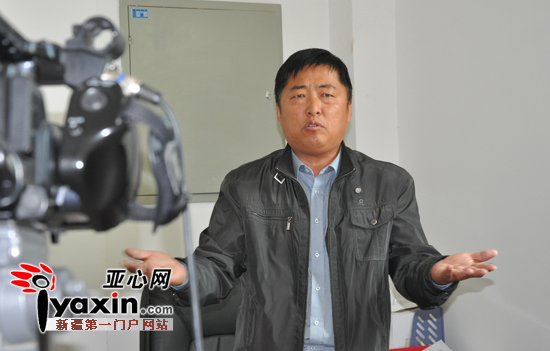 10月10日中午，刘俊胜在办公室接受记者采访。亚心网记者 陈剑飞/摄