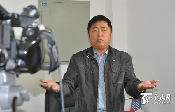 10月10日中午，刘俊胜在办公室接受记者采访。