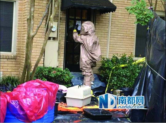 13日，美国得克萨斯州达拉斯，穿着防护服的工作人员准备带走埃博拉患者尼娜·范饲养的宠物狗。 新华社/路透