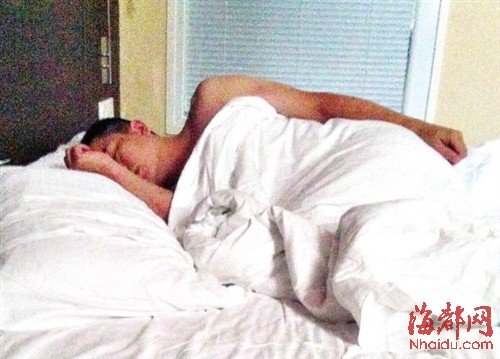 厦大女生曝光的吴春明在宾馆开房后熟睡的照片