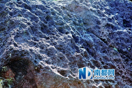 ●火山角砾岩，由直径大于4毫米的火山岩片所构成，所含熔岩碎片以凝灰岩居多，玻璃细片及整石较少。