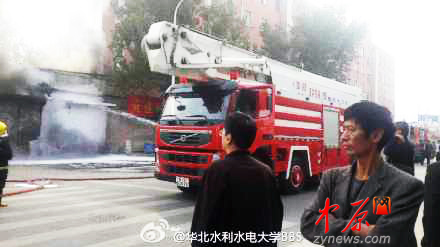 消防车迅速赶到将大火扑灭